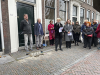 903854 Afbeelding van de plaatsing van de struikelstenen (Stolpersteine) voor het huis Oudegracht 335 te Utrecht, ter ...